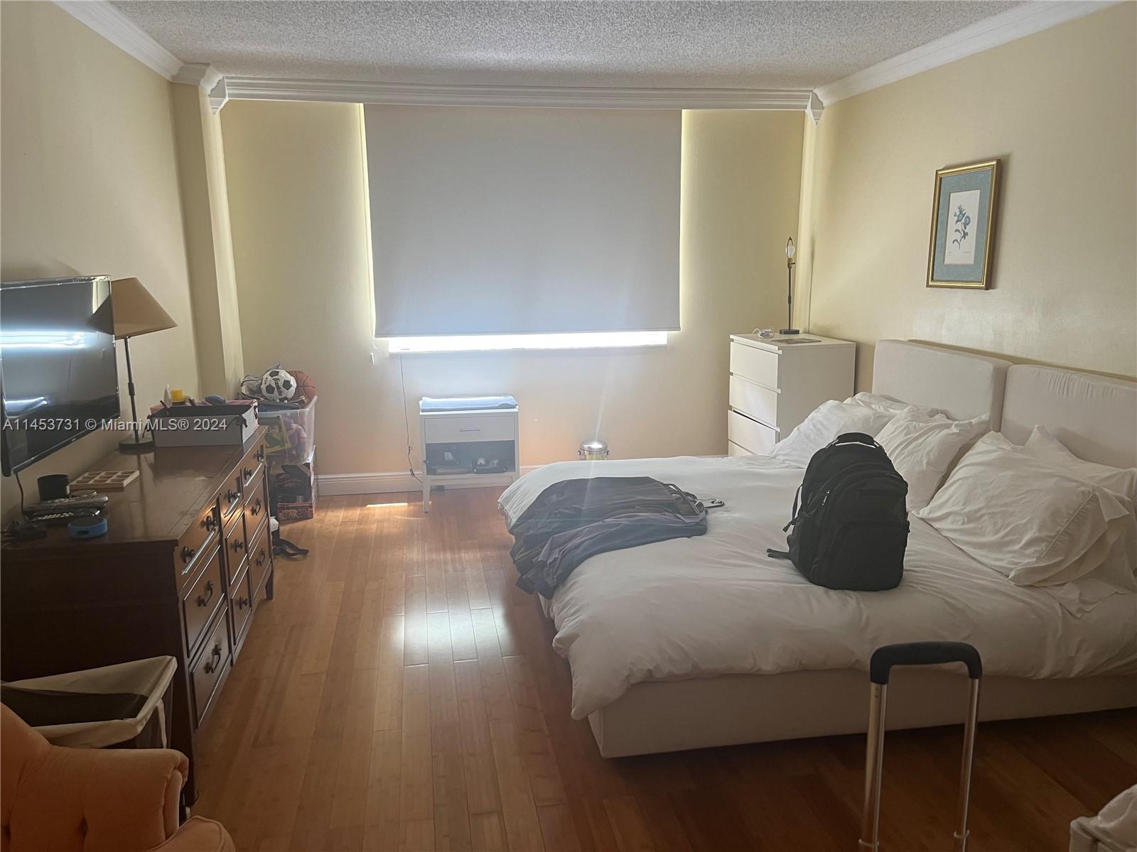 2nd bedroom (Inlaws bedroom).
Big area to fit bed, night tables, office space and kitchenett.
This area can be seen as an Studio apartment.
Very good natural light.