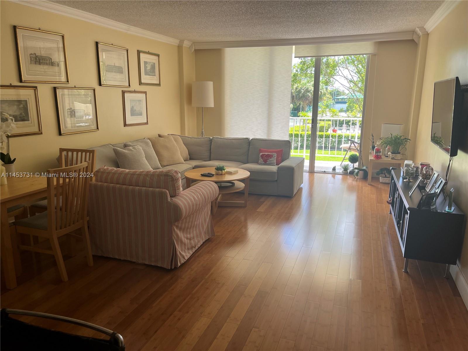 Living Room - Master apartment. Dinning area, living room and balcony.
Excelent natural light.
(Photo from kitchen)