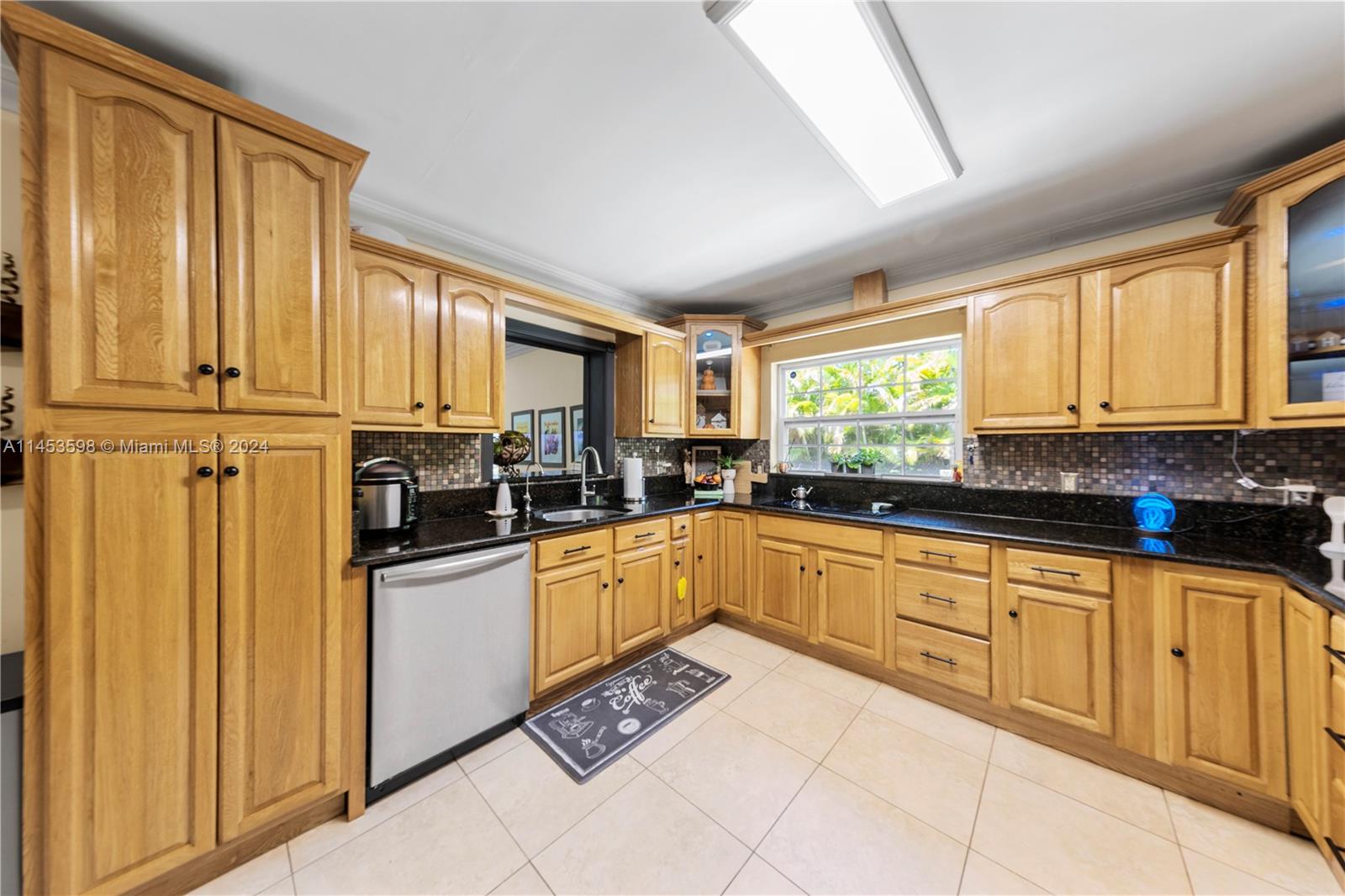 GORGEOUS KITCHEN W/ GRANITE COUNTERS/ CUSTOM WOOD CABINETS & LOTS OF STORAGE