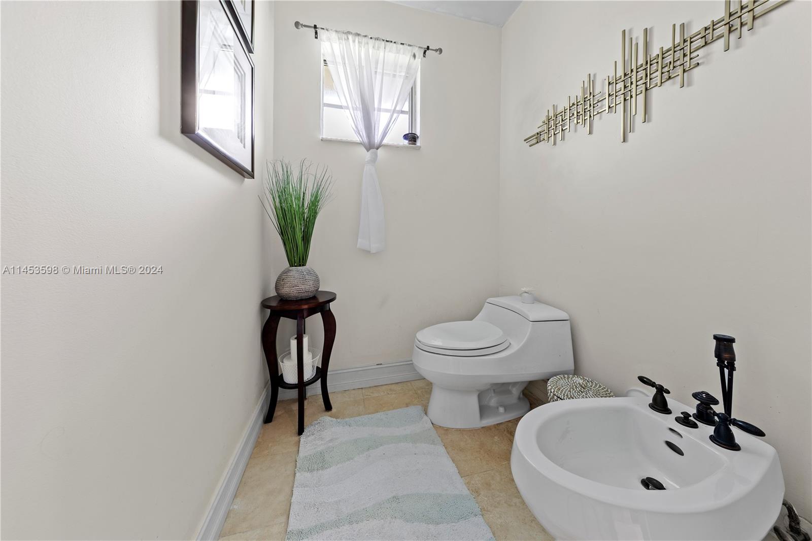 PRIMARY SUITE SEPERATE BATHROOM AREA W/ BIDET