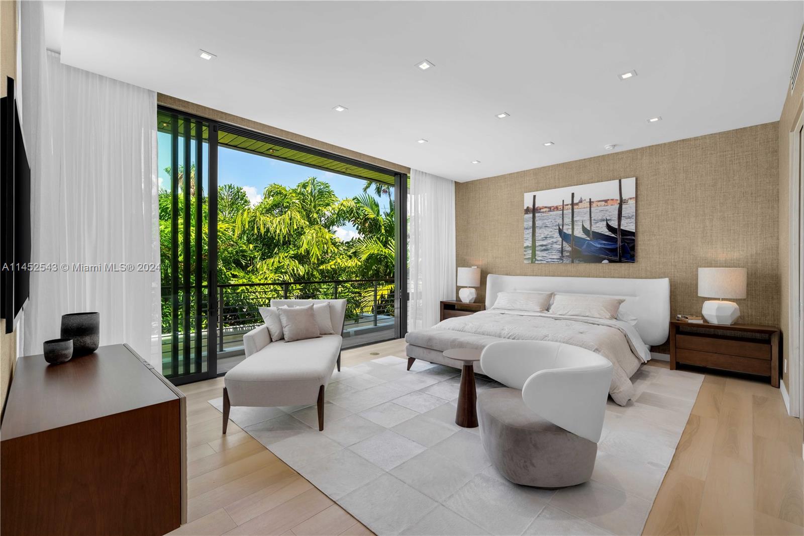 Amazing Master suite with 2 bathrooms, 2 master closets and a sitting area/office!