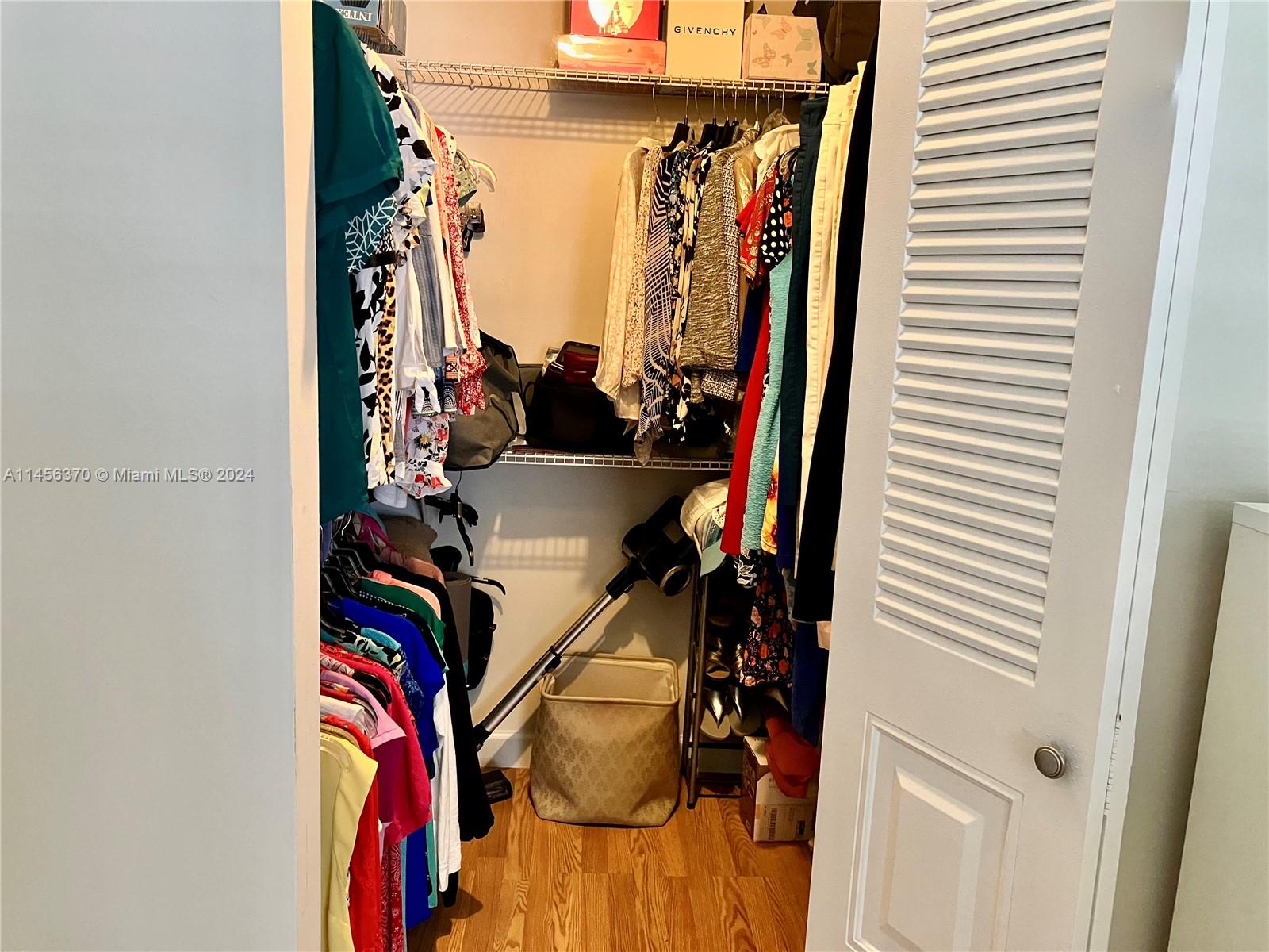 Master Bedroom Walk-in
Closet