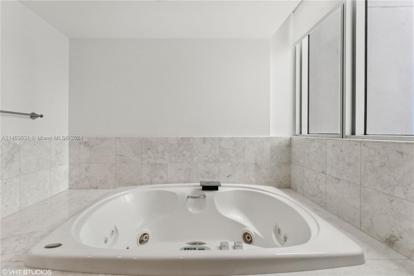1331 Brickell Bay Dr 2802, Miami, Florida 33131, 2 Bedrooms Bedrooms, 5 Rooms Rooms,2 BathroomsBathrooms,Residential,For Sale,1331 Brickell Bay Dr 2802,A11459631