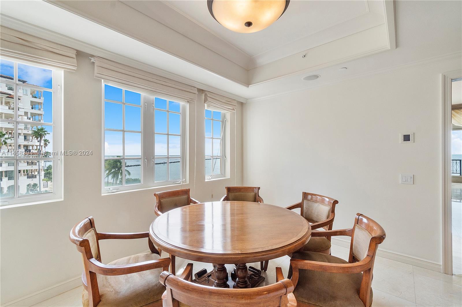 ADJOINS BREAKFAST AREA