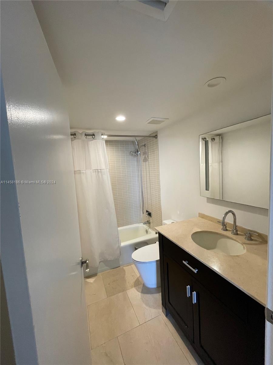 520 Brickell Key Dr, Miami, FL, 33131 United States, 2 Bedrooms Bedrooms, ,2 BathroomsBathrooms,Residential,For Sale,Brickell Key Dr,A11458186