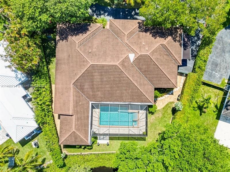 What an amazing roof structure and notice how the trees and landscaping encapsulate this property. To bring in these mature trees and foliage today would easily cost more than $100,000. I believe.