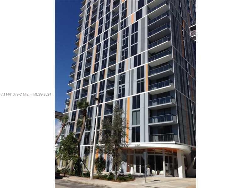 SPECTACULAR STUDIO APARTMENT AT THE BEST LOCATION IN BRICKELL! NEXT DOOR TO BRICKELL CITY CENTER, BUILDING HAS AMAZING CITY VIEWS. FRESHLY PAINTED, NEW WOOD FLOORS JUST INSTALLED. TOP OF THE LINE APPLIANCES AND GREAT AMENITIES!! WONT LAST!