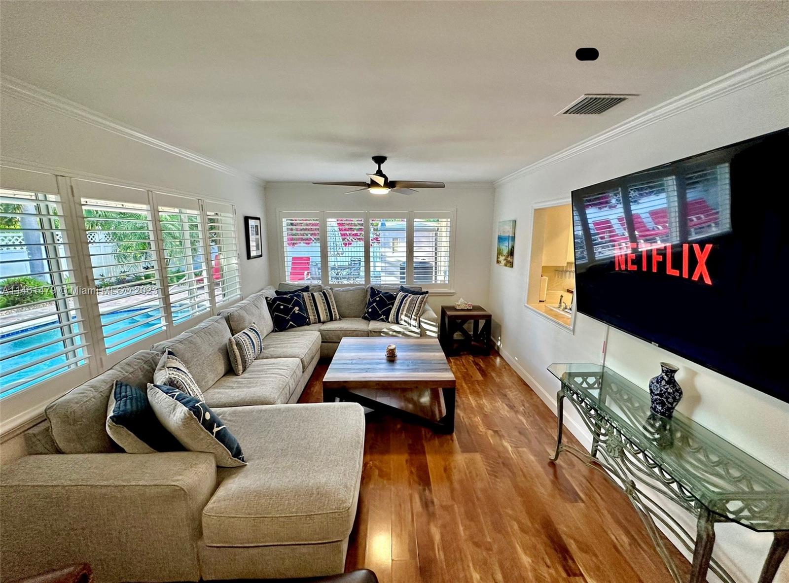 Second Livingroom with space for a 85 inch TV, great for watching the games!