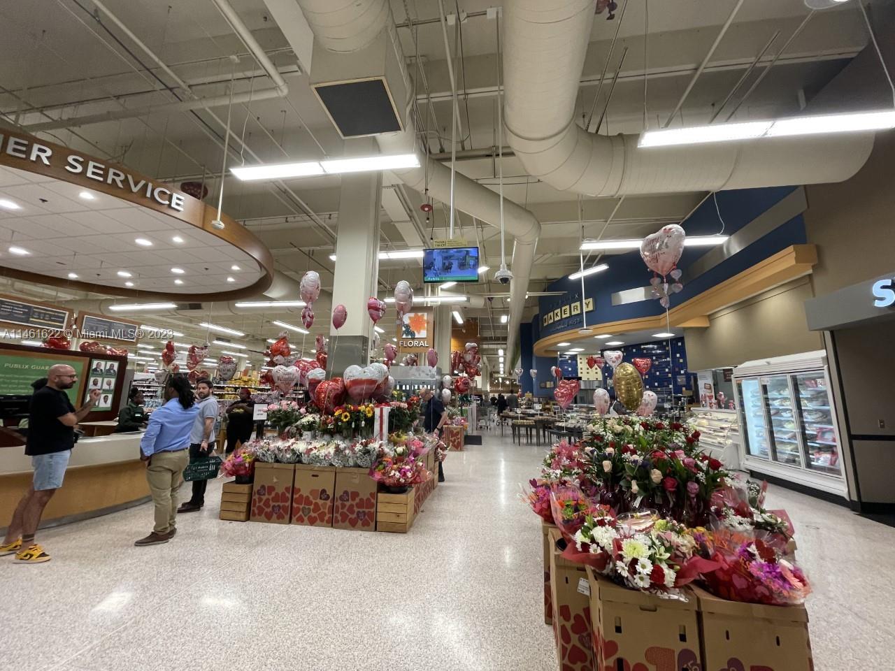 Nice and very clean Supermarket one block the apartment