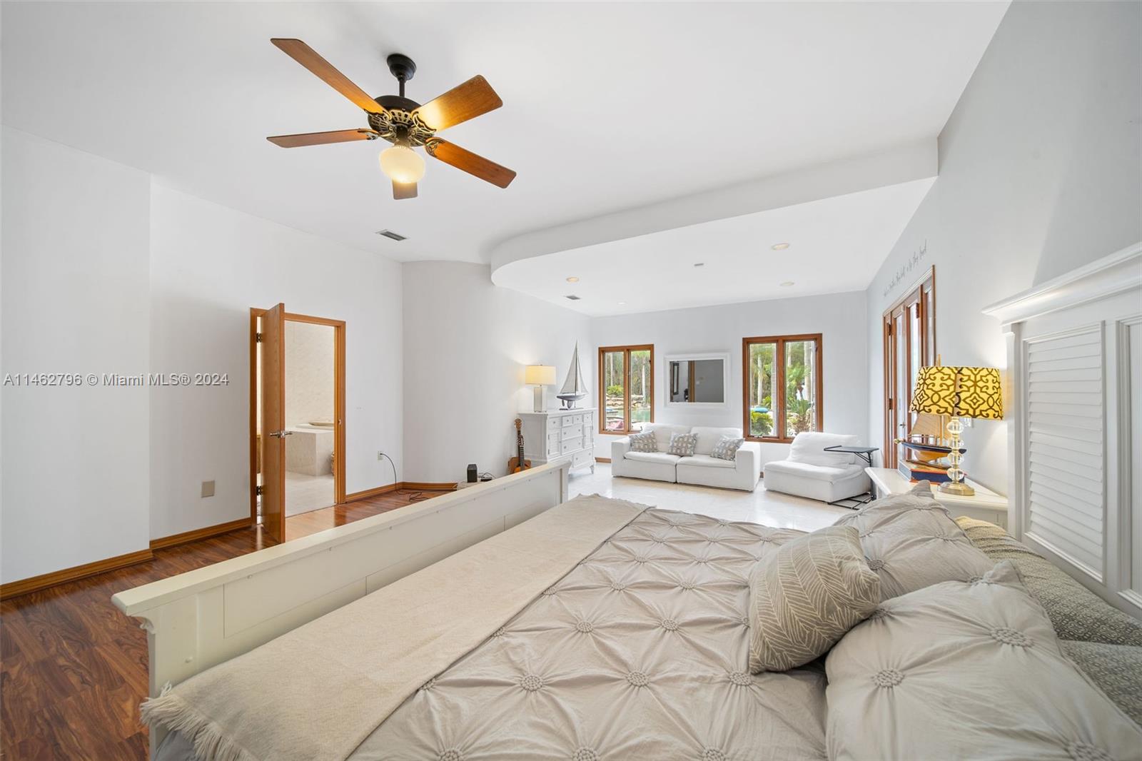 Main bedroom with en suite leading out to screened lanai