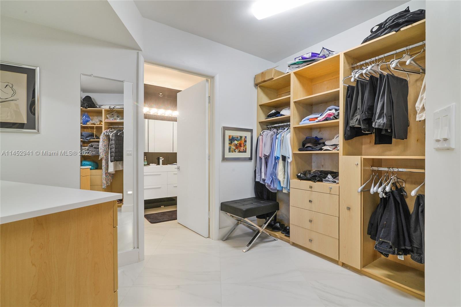 Master walking closet.