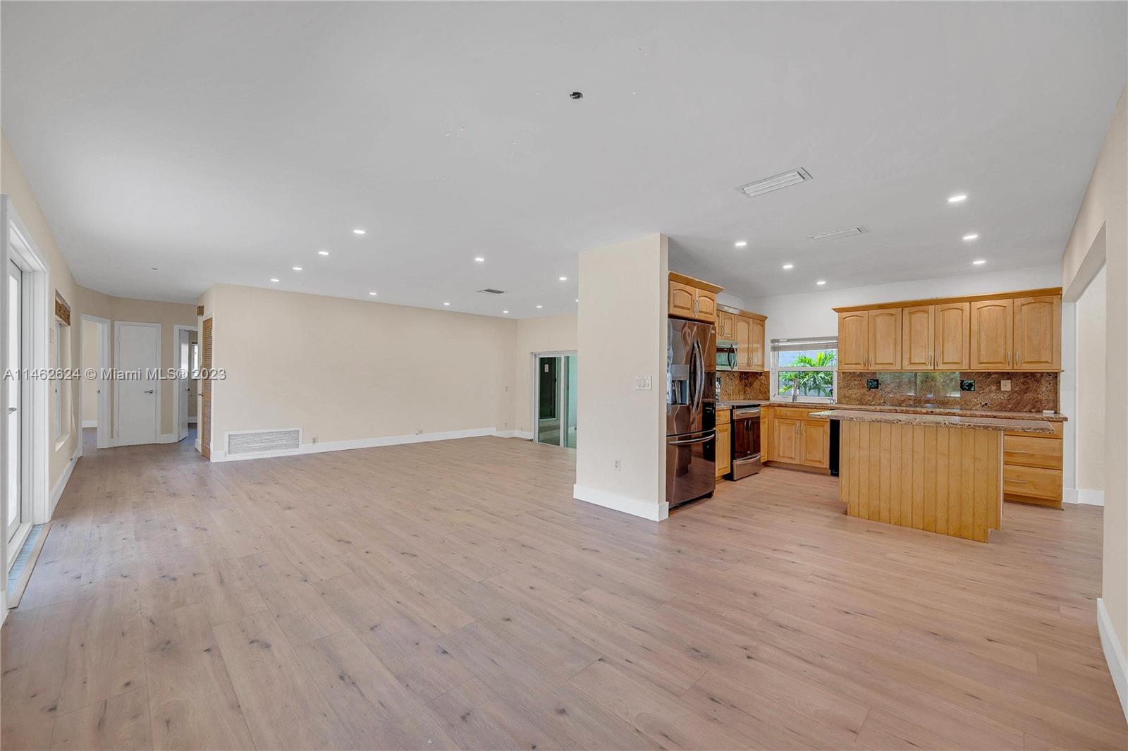 dining area looking into chef's kitchen