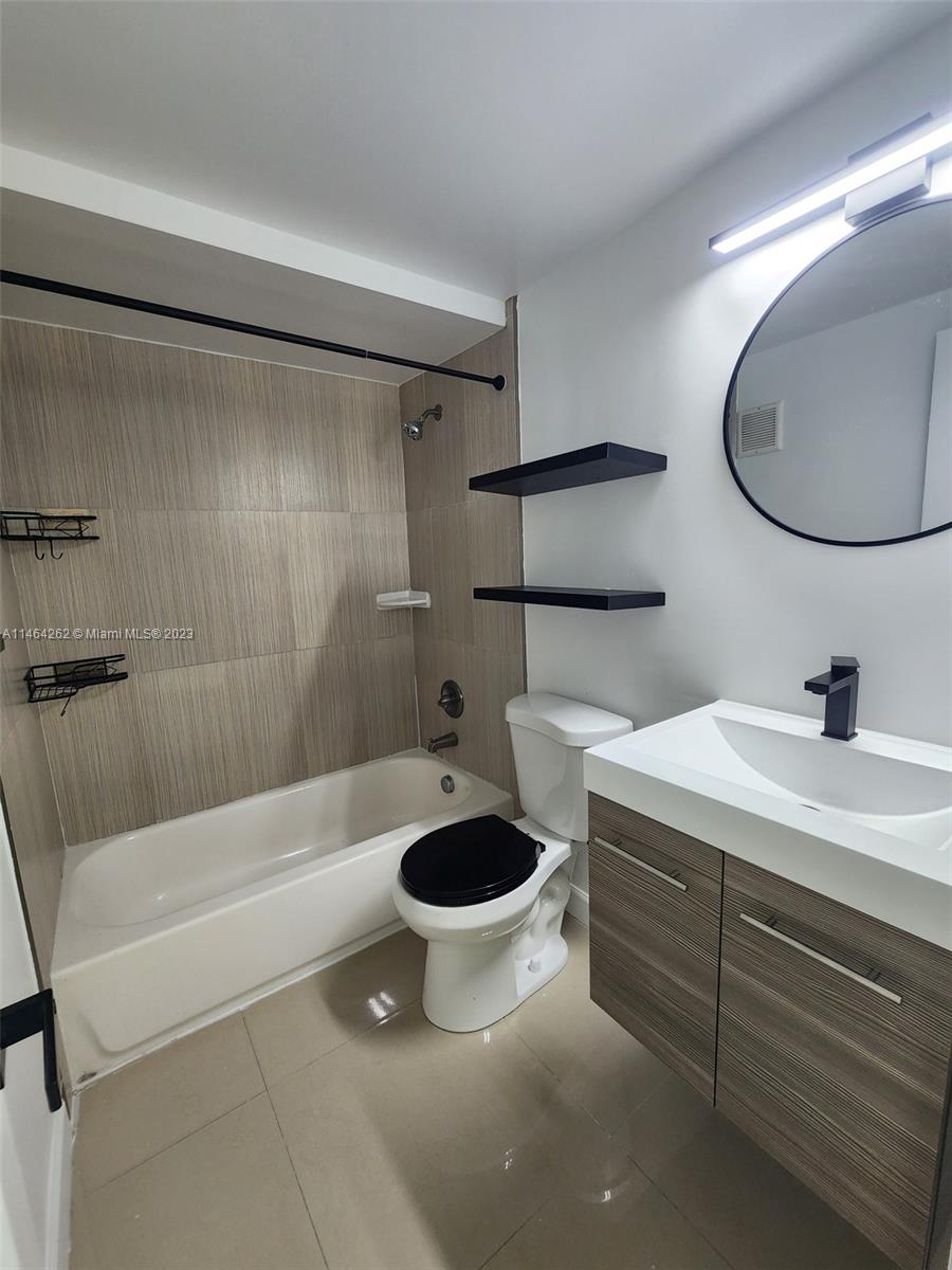 BISCAYNE TOWER
UNIT 203