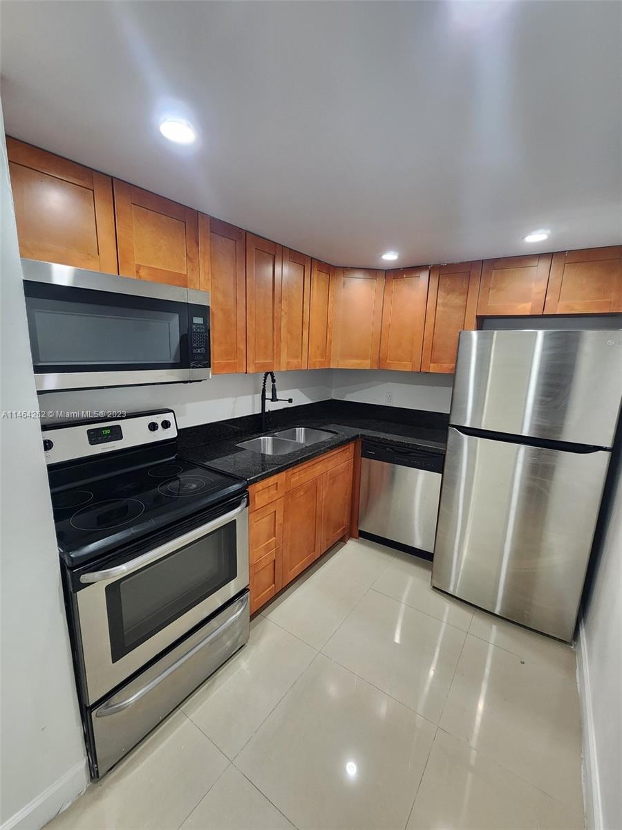 BISCAYNE TOWER
UNIT 203