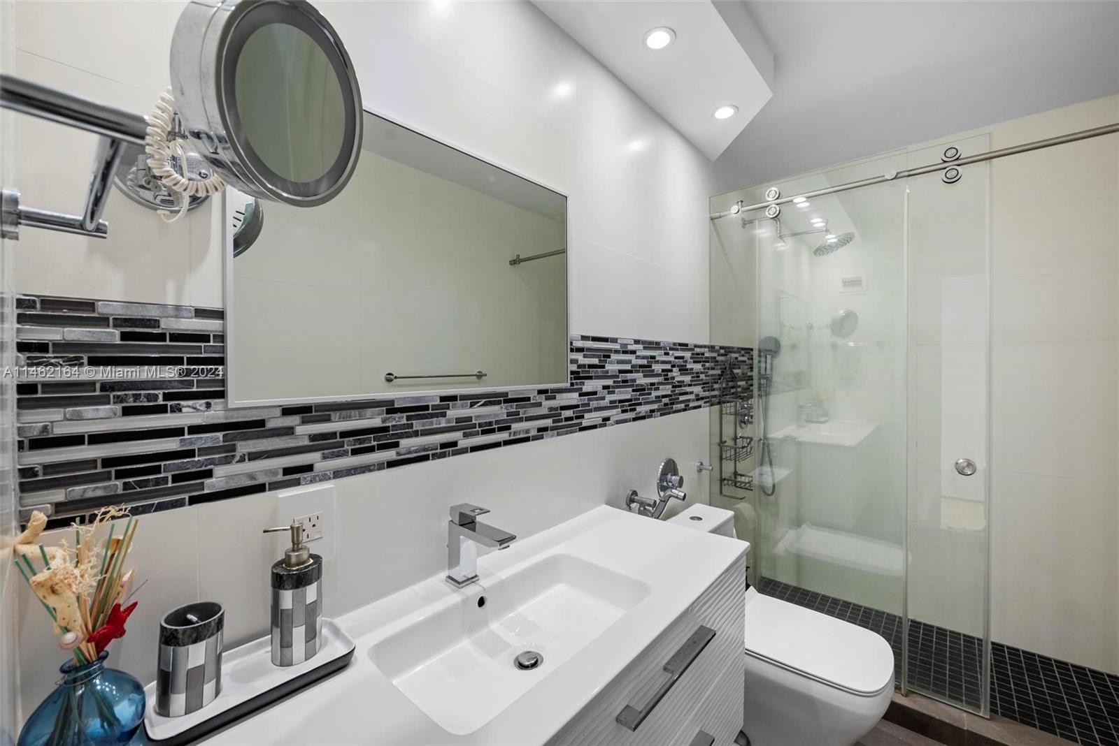 1121 Crandon Blvd, Key Biscayne, FL, 33149 United States, 2 Bedrooms Bedrooms, ,2 BathroomsBathrooms,Residential,For Sale,Crandon Blvd,A11462164