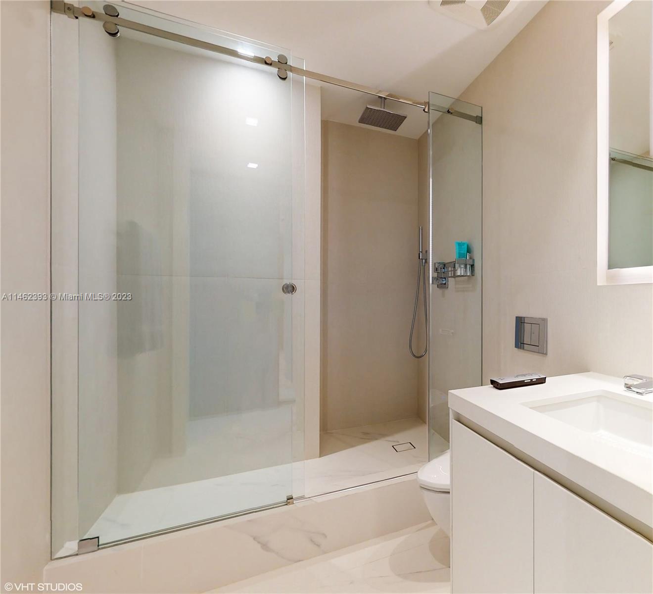 Fourth bedroom full bath en suite