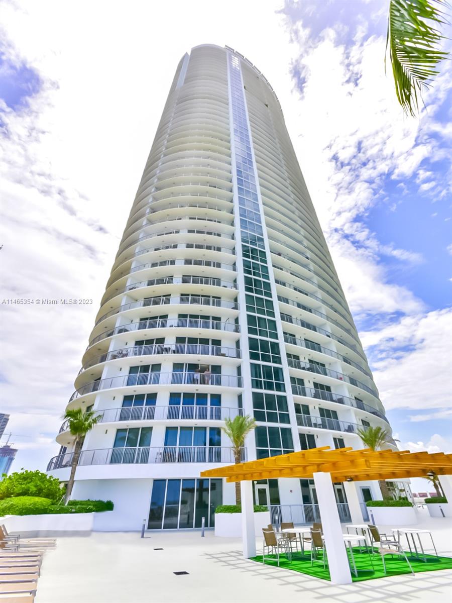Spectacular and spacious furnished studio located in one of the best Miami's area, walking distance to Midtown, design District, Wynwood and downtown Miami. Opera Tower condominium is a moderm Building an features; pool, sauna, jacuzzi, gym, social room, valet parking, 24 hrs concierge, mini market and much more! Across to Biscayne Bay. Internet & cable!!