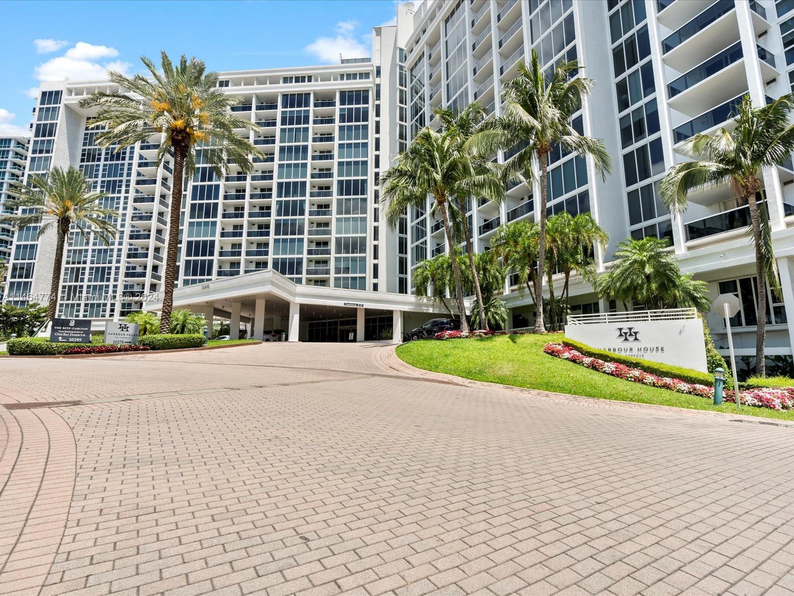 Stunning 1 bedroom in the Harbour House. Spacious and open, this condo is flooded with natural light and beautiful intracoastal views. The unit comes complete with open kitchen, wood floors, floor to ceiling windows, custom closet systems and so much more. Harbour House is a full service building with resort amenities including state of the art gym, pool with cabanas, beach service, and cafe. Unit comes furnished.