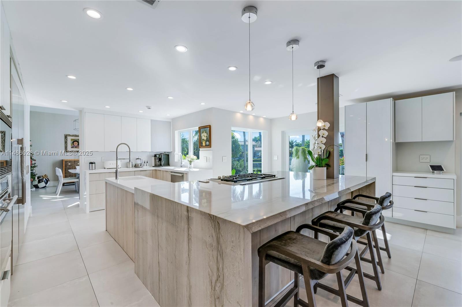 Discover a Kitchen With High-End Finishes and a Massive Quartz Countertop!