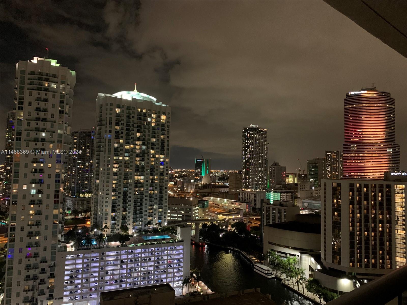 Icon Brickell *. Short Term *. Beautiful 1 bedroom and 1 bathroom apartment. Totally furnished! Amazing City view. Water, internet, electricity, valet parking, and basic cable are included in the rent. Amenities include a 5-star SPA, infinity pools, a great fitness center, and free yoga, pilates, and spinning classes. 24-hour Concierge. First/last months in advance + $2000 security deposit). THIS APARTMENT DOESN'T ALLOW SUBLEASING. Short-term lease is subject to tax.