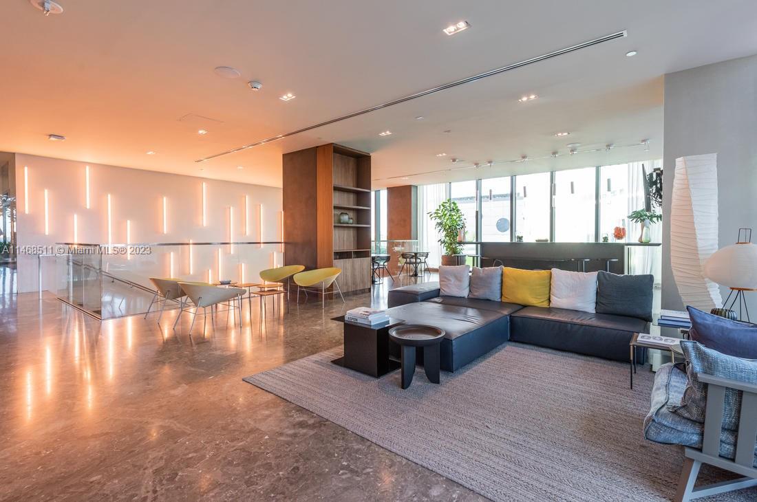 17 Lounge, Residents Bar (1) - Gran Paraiso Tower 650 NE 32nd St #2602 A11109220