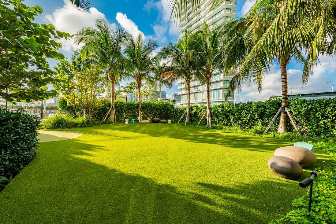 27 Mini Putt (2) - Gran Paraiso Tower  650 NE 32nd St #2602