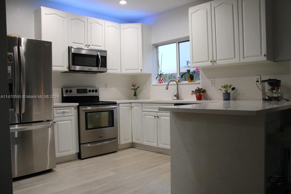 359 NE 32nd Ter, Homestead, Florida 33033, 5 Bedrooms Bedrooms, 8 Rooms Rooms,3 BathroomsBathrooms,Residential,For Sale,359 NE 32nd Ter,A11470595