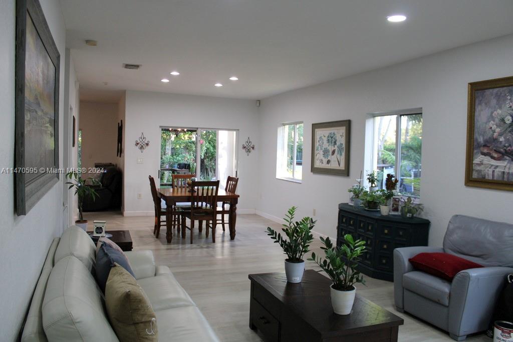 359 NE 32nd Ter, Homestead, Florida 33033, 5 Bedrooms Bedrooms, 8 Rooms Rooms,3 BathroomsBathrooms,Residential,For Sale,359 NE 32nd Ter,A11470595