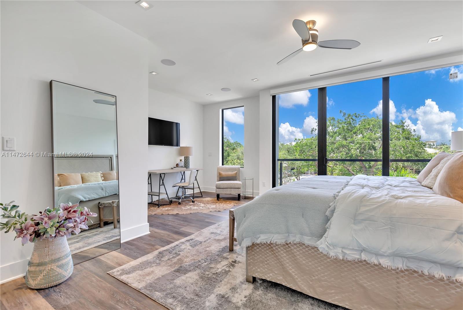 Master suite (upstairs)