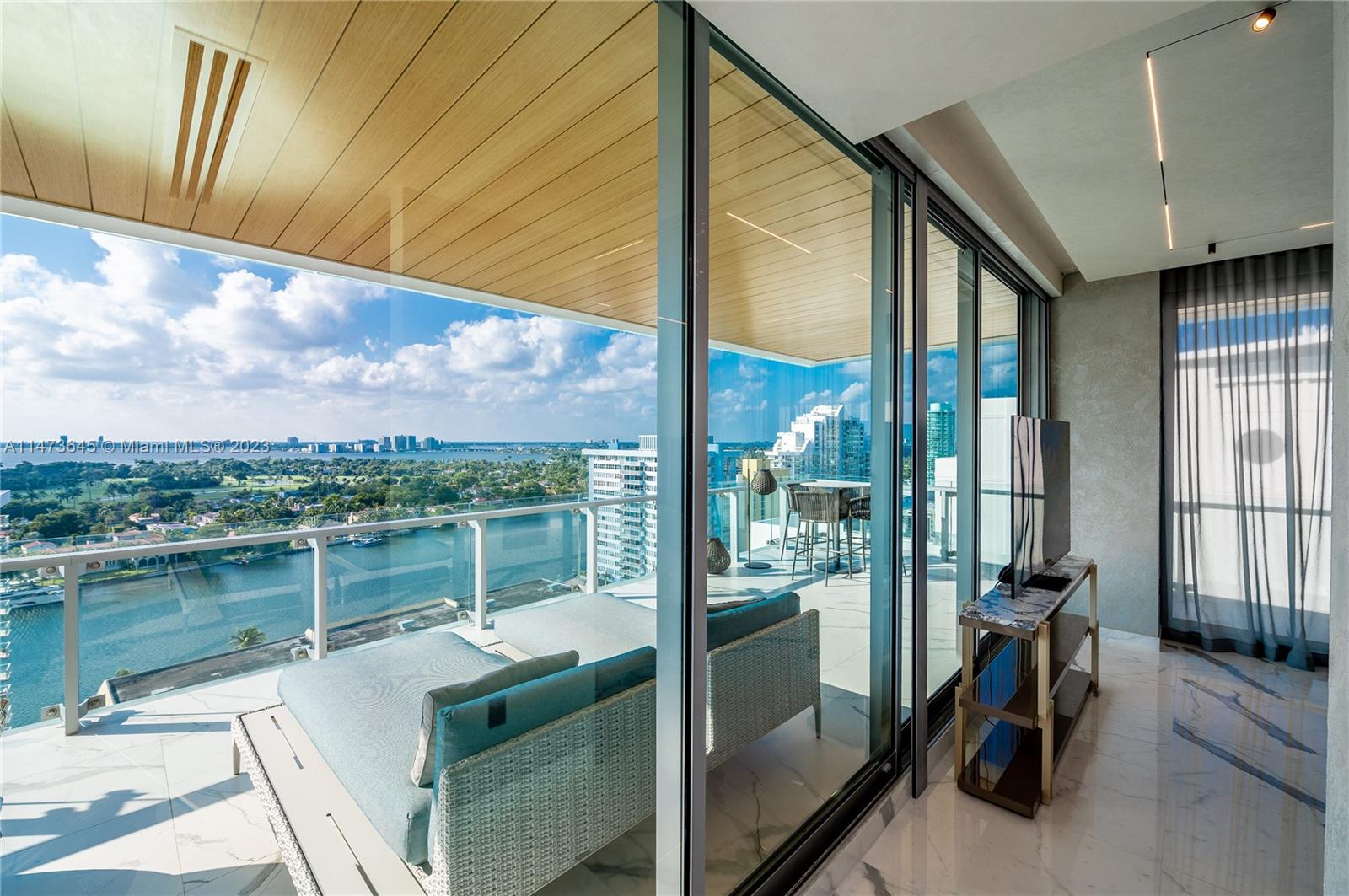 Guest Bed #3 balcony intracoastal
