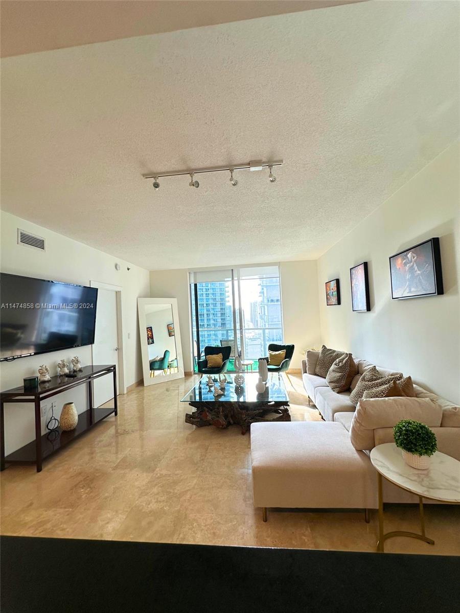Located in the heart of Brickell. This 1 bed/ 1 bath with first class amenities including : 24 hr. security and concierge, pool, game room with billiards tables, virtual golf, massage rooms, party room, business center with conference table, and more. All within walking distance to Mary Brickell Village, Brickell City Centre, restaurants, metro rail, supermarket's, shopping etc.