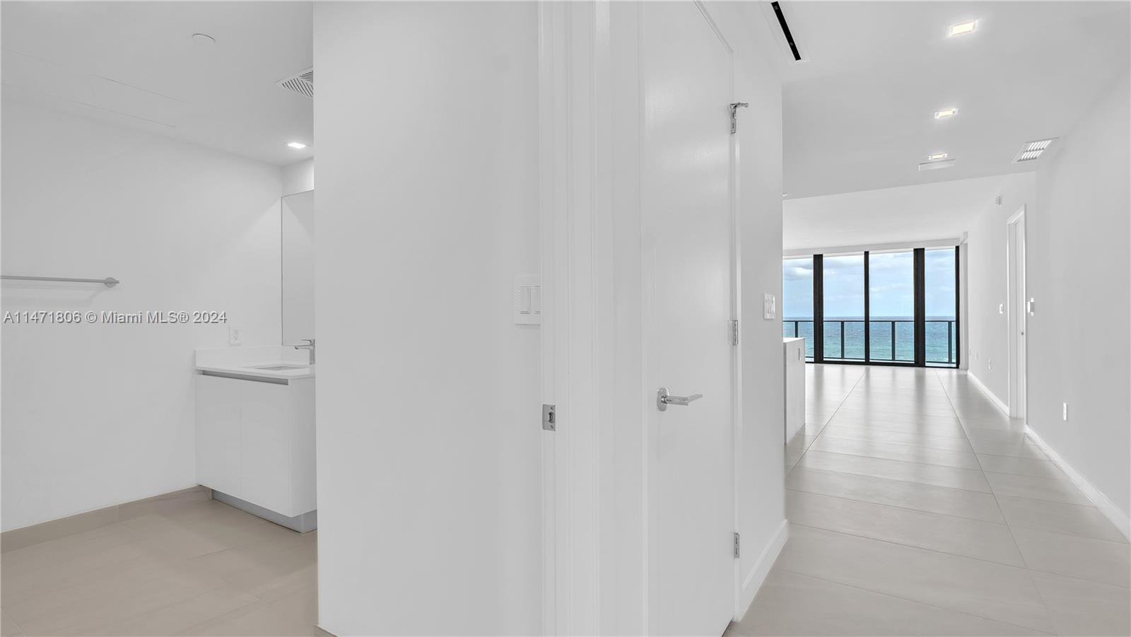  Foyer / private elevator