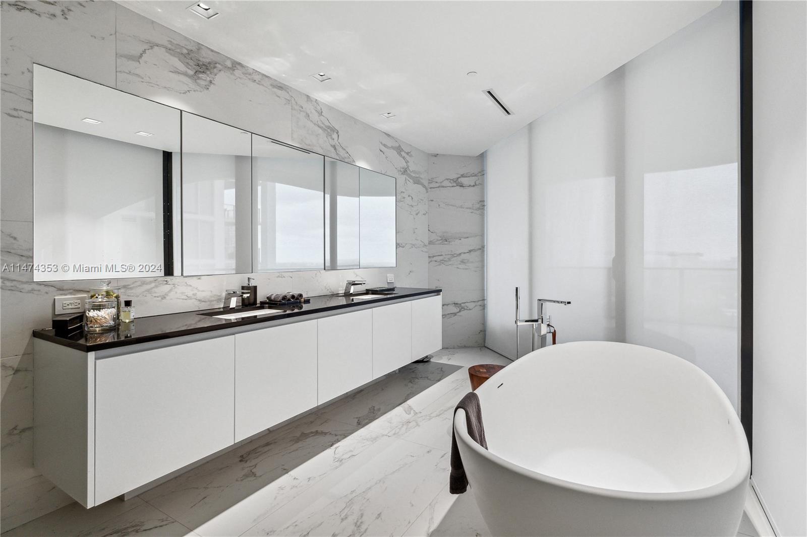 1000 Biscayne Blvd, Miami, FL, 33132 United States, 4 Bedrooms Bedrooms, ,5 BathroomsBathrooms,Residential,For Sale,Biscayne Blvd,A11474353