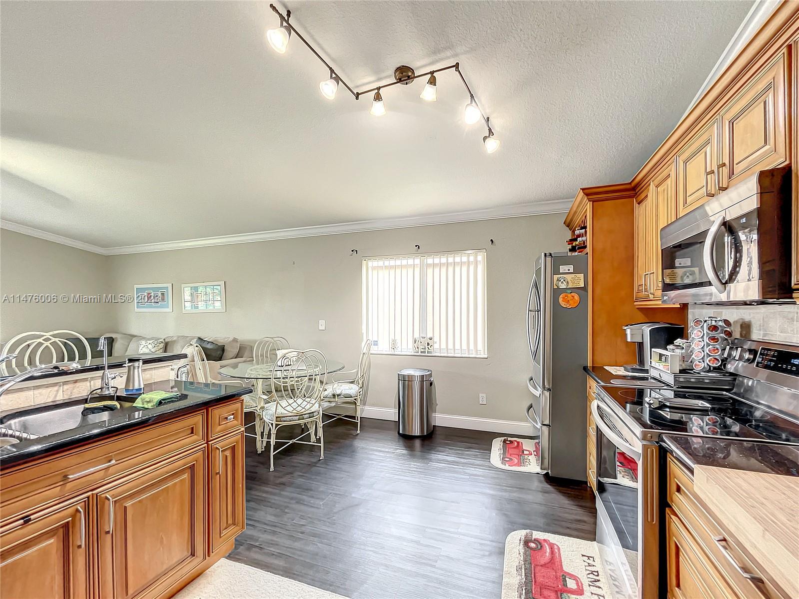 Listing Photo 8