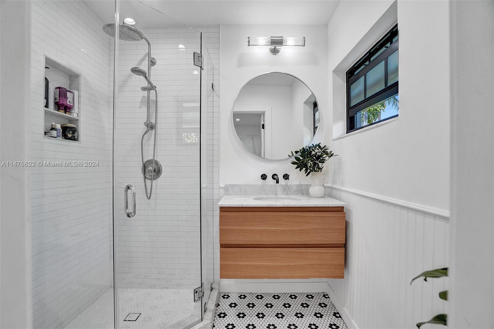 Guest Full Bathroom - En Suite