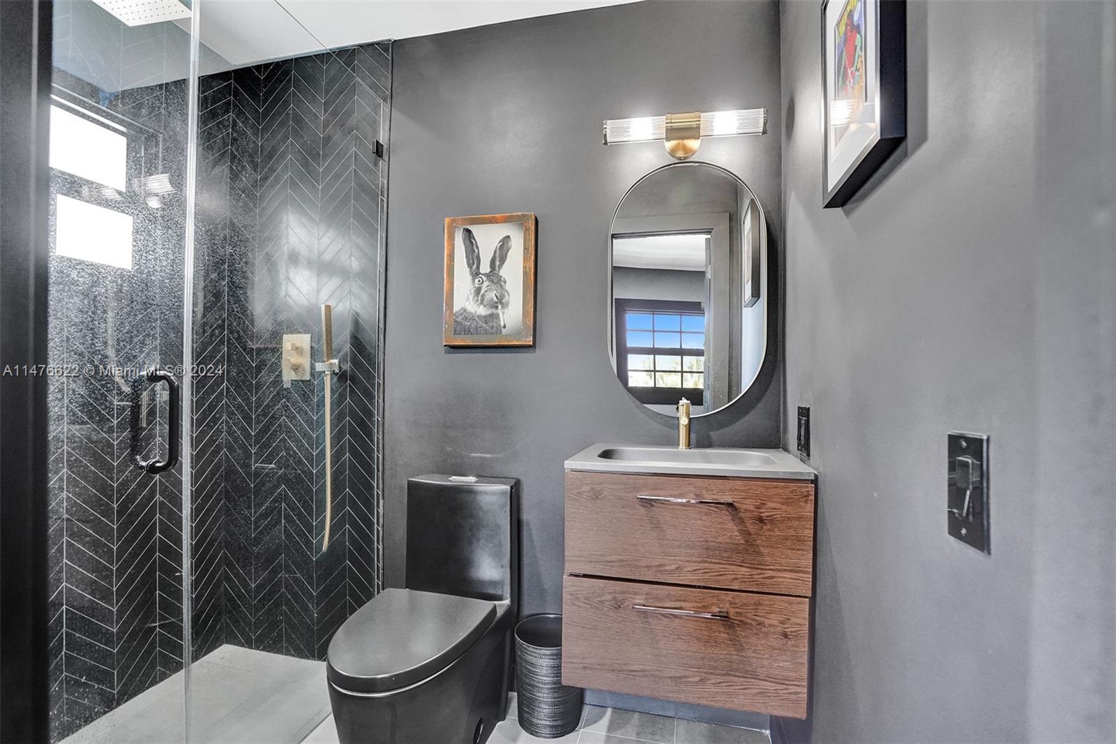 Guest Bathroom  4 - En Suite & walk-in closet