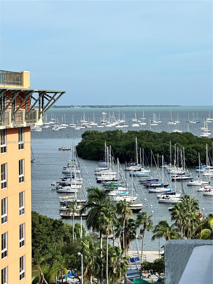 Discover luxury and confort in this elegant condo hotel studio at Arya Hotel, nestled in the heart of the vibrant Coconut Grove community. Enjoy a cozy haven with modern amenities, including a well equipped kitchenette, a spacious bathroom and confortable sleeping area. Whether you're a traveler seeking for a short term retreat or an investor looking for a prime rental property.