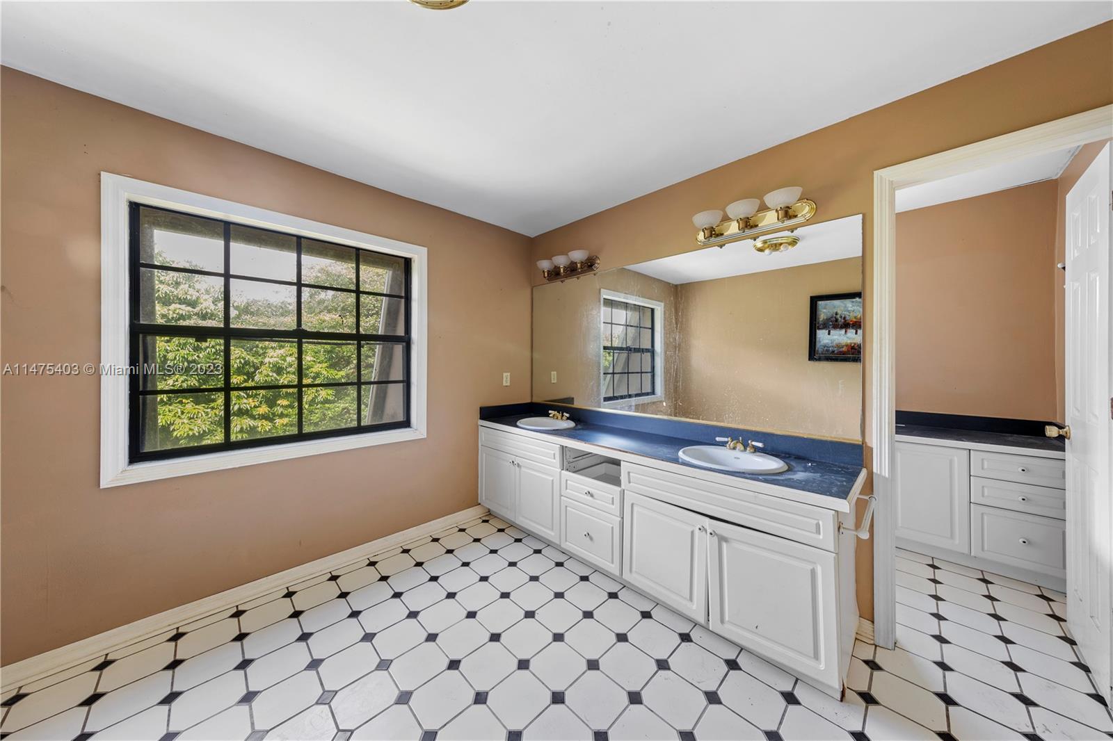 Main suite bathroom