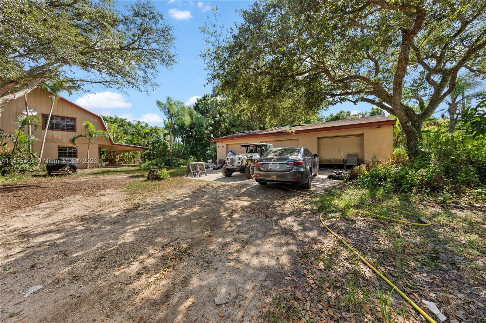 Detached 3 GARAGE  LOCATED ON BOTH FOLIOS between the 2 houses