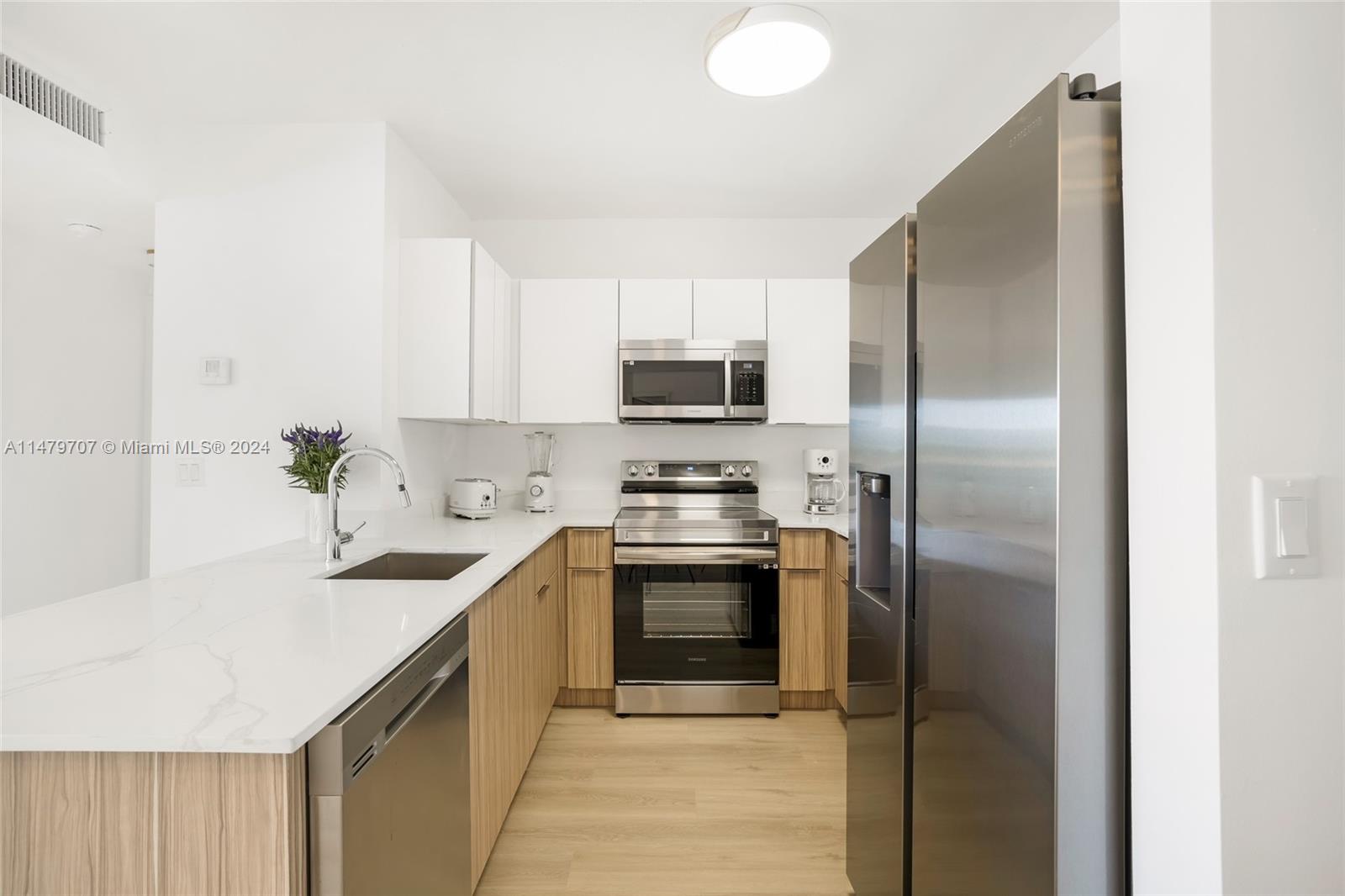 9881 E Bay Harbor Dr 302, Bay Harbor Islands, Florida 33154, 1 Bedroom Bedrooms, ,1 BathroomBathrooms,Residentiallease,For Rent,9881 E Bay Harbor Dr 302,A11479707