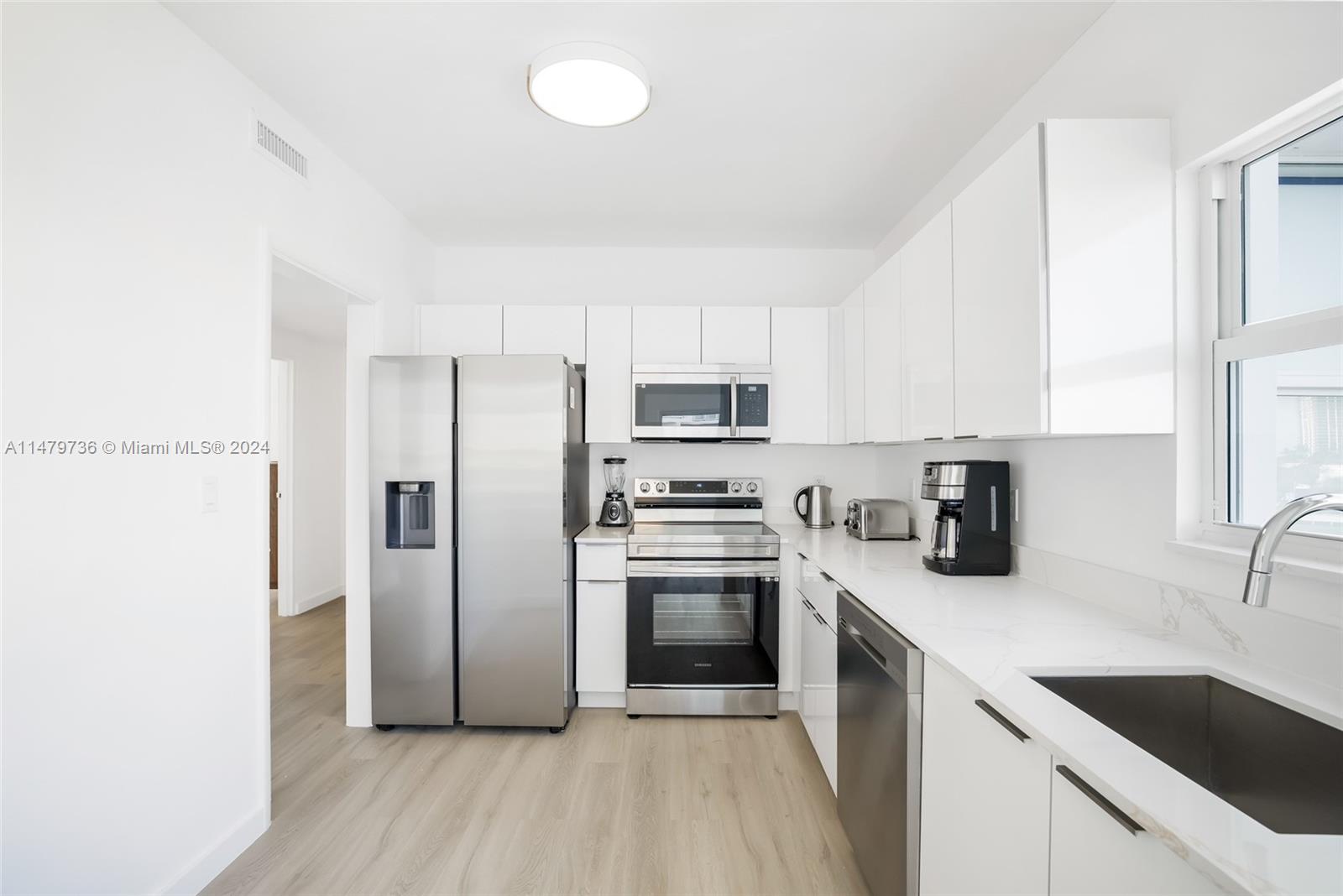 9881 E Bay Harbor Dr 301, Bay Harbor Islands, Florida 33154, 2 Bedrooms Bedrooms, ,2 BathroomsBathrooms,Residentiallease,For Rent,9881 E Bay Harbor Dr 301,A11479736