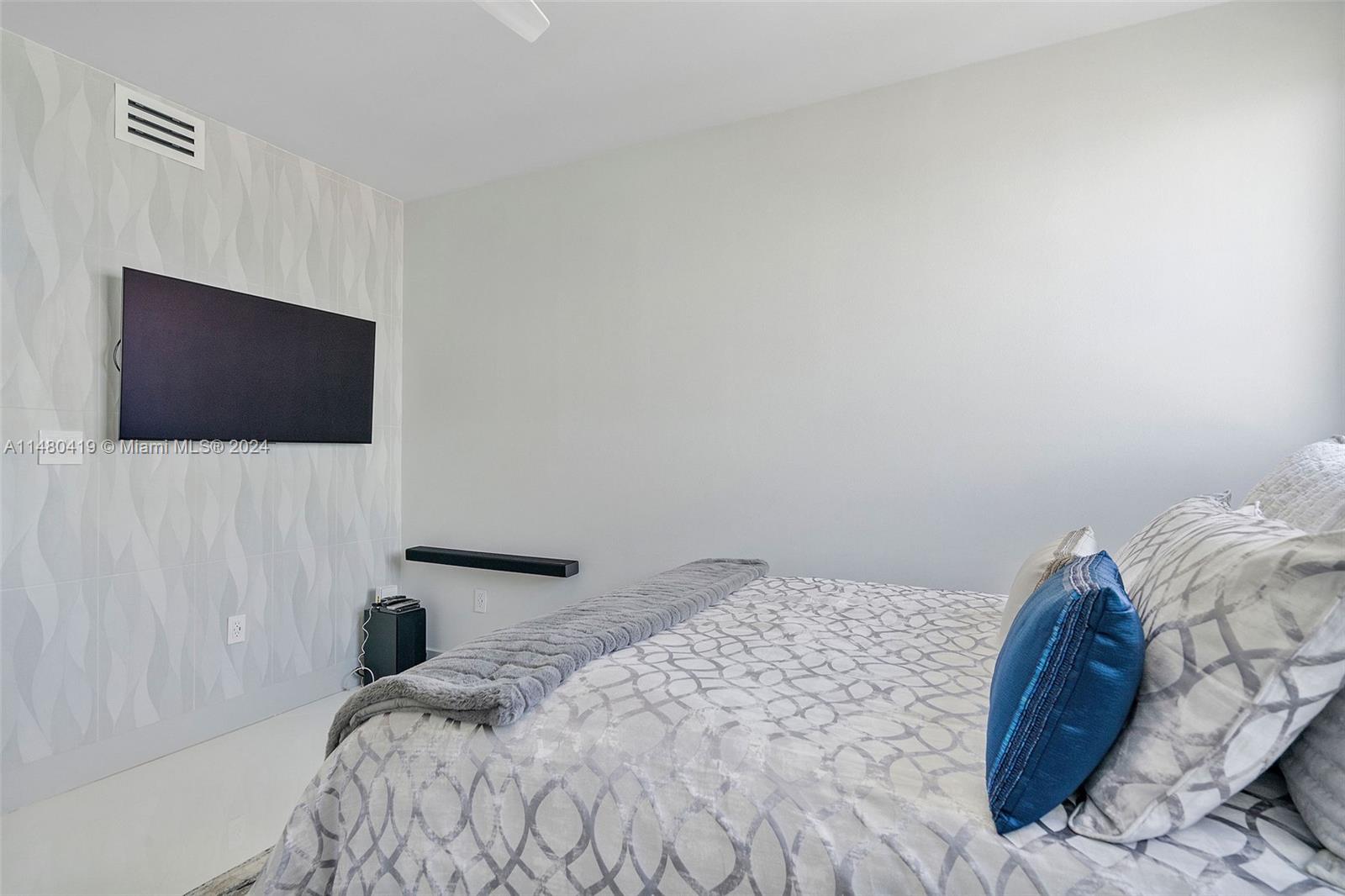 1330 West Ave 2705, Miami Beach, Florida 33139, 1 Bedroom Bedrooms, ,1 BathroomBathrooms,Residential,For Sale,1330 West Ave 2705,A11480419