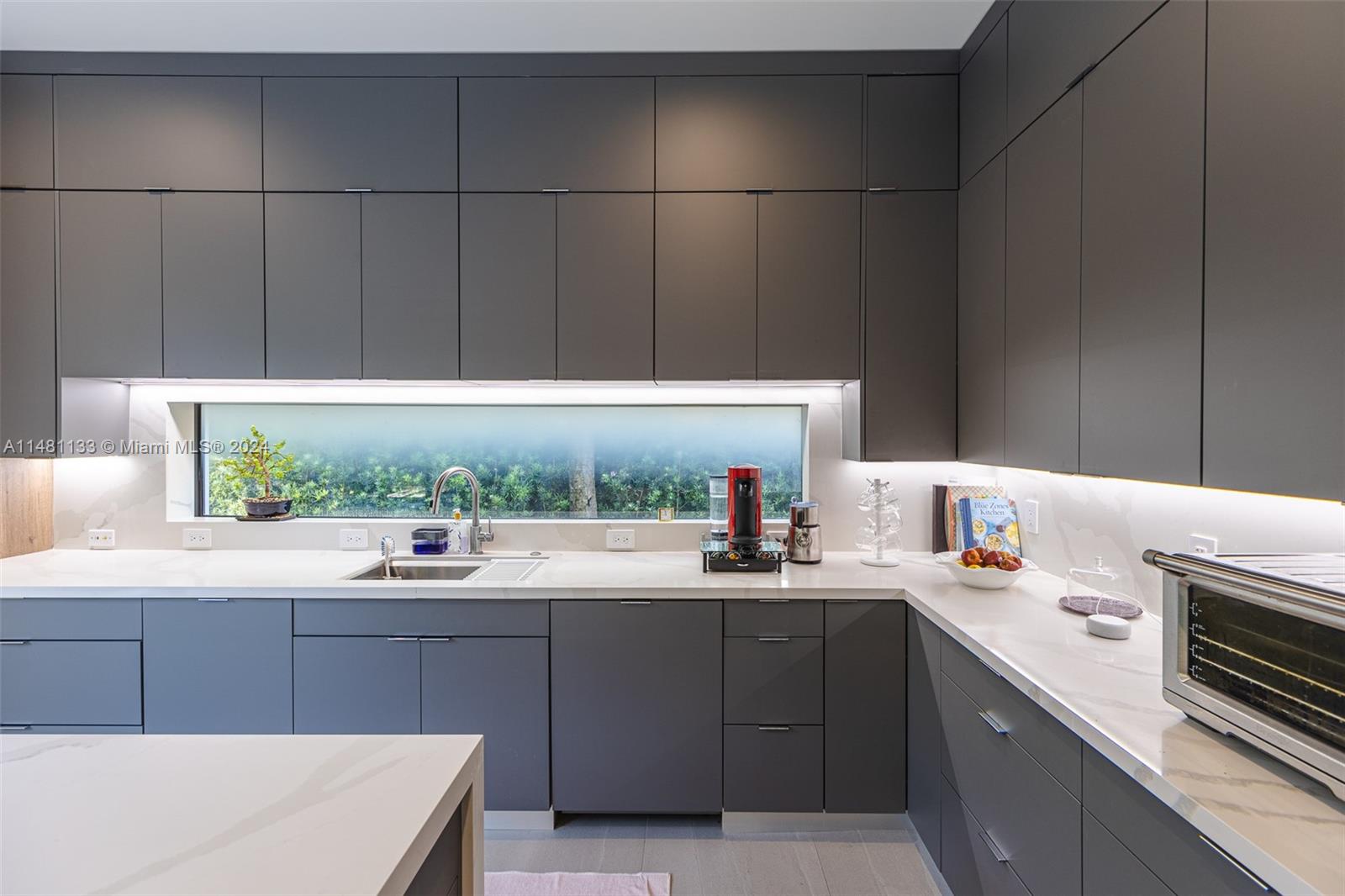 6000 79th St, South Miami, FL, 33143 United States, 5 Bedrooms Bedrooms, ,5 BathroomsBathrooms,Residential,For Sale,79th St,A11481133