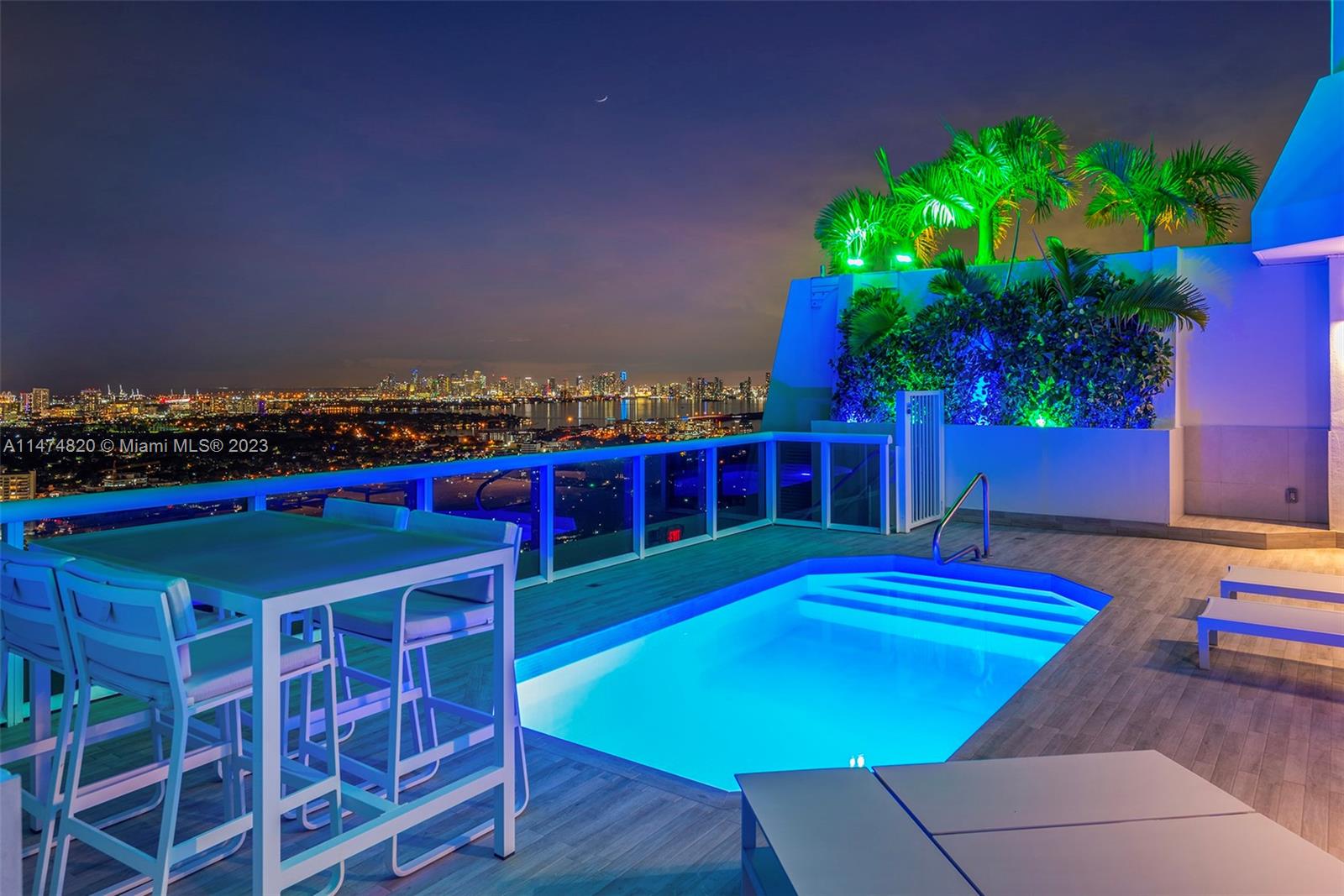 Night Time - Rooftop Terrace w/pool