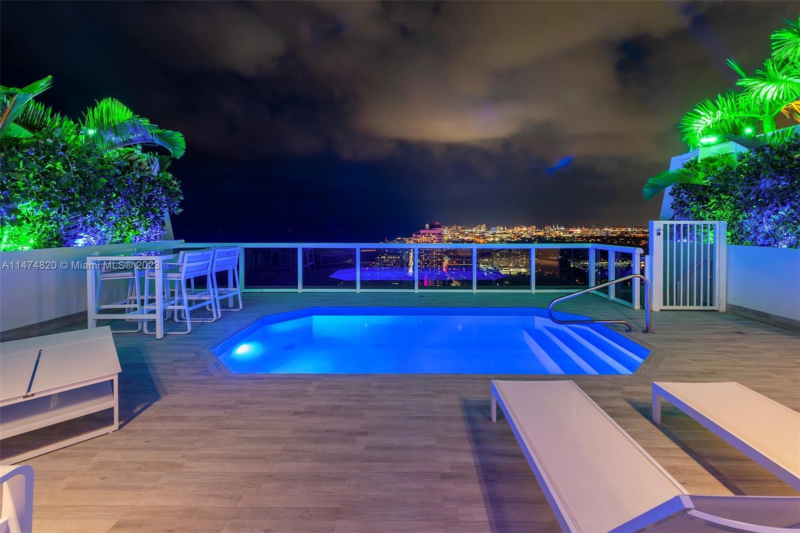 Night Time - Rooftop Terrace w/pool