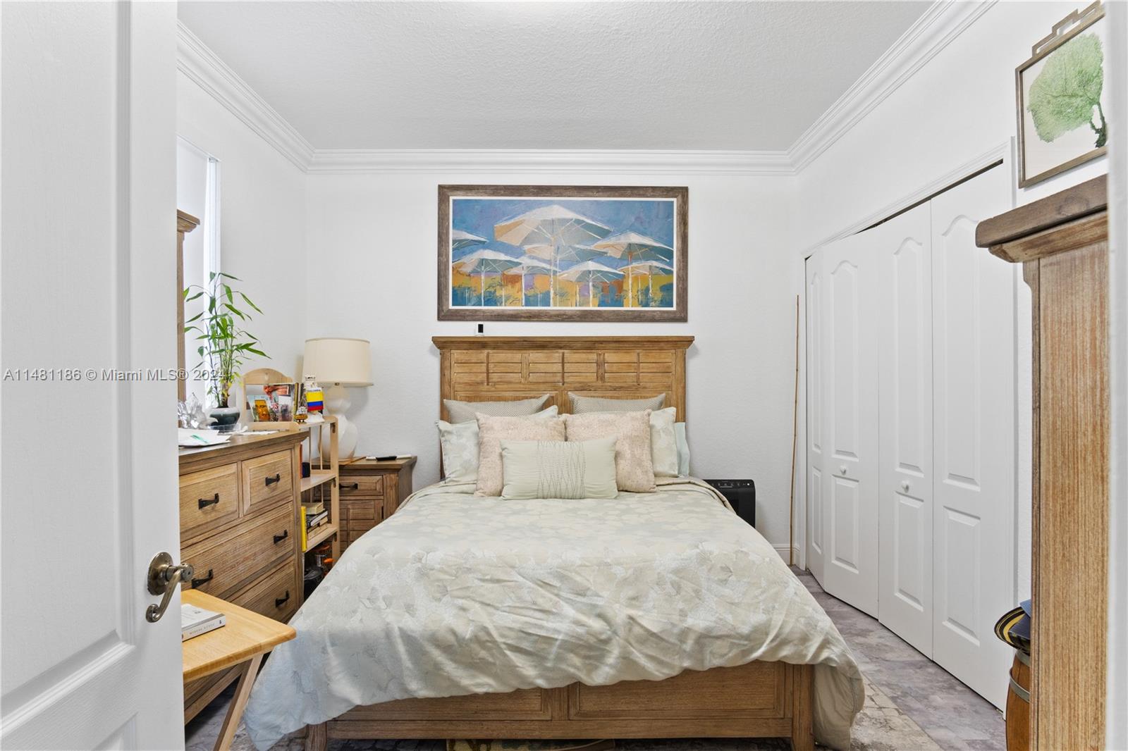 Full room on first floor with access to the patio and independent entrance.