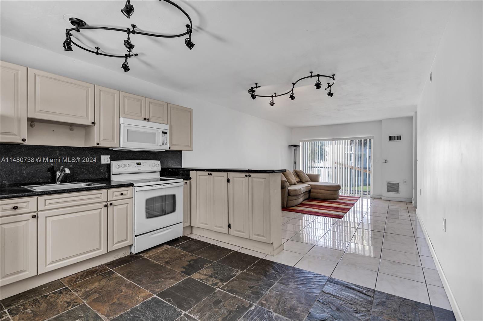1600 NE 114th St 208, Miami, Florida 33181, 1 Bedroom Bedrooms, ,1 BathroomBathrooms,Residential,For Sale,1600 NE 114th St 208,A11480738