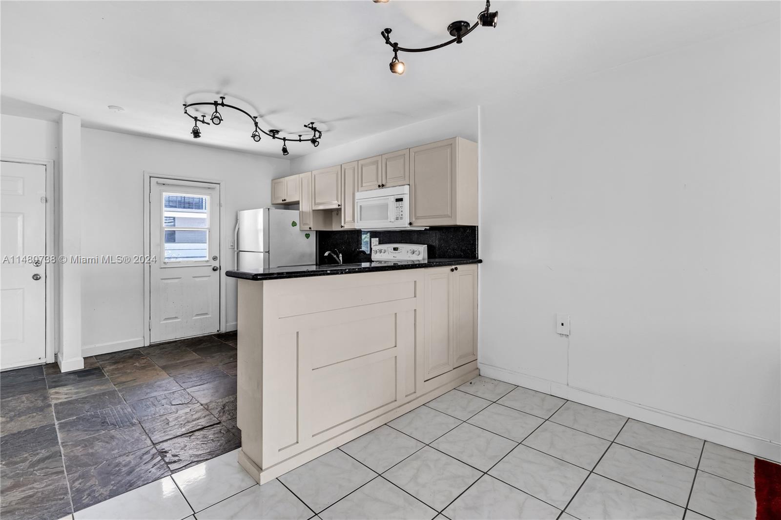1600 NE 114th St 208, Miami, Florida 33181, 1 Bedroom Bedrooms, ,1 BathroomBathrooms,Residential,For Sale,1600 NE 114th St 208,A11480738