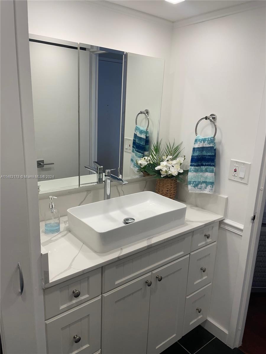 5701 Collins Ave 805, Miami Beach, Florida 33140, 1 Bedroom Bedrooms, ,2 BathroomsBathrooms,Residentiallease,For Rent,5701 Collins Ave 805,A11483178