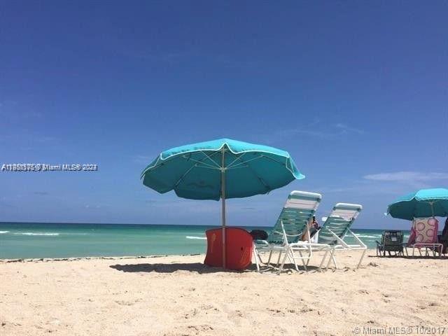 Beach with service of chair, umbrellas and towels
